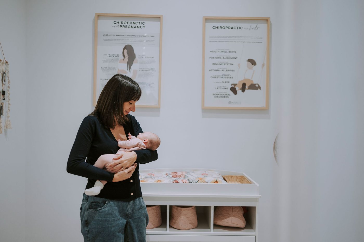 La Dra. Kelli Turelli con un recién nacido en la sala de lactancia de illumINNATE Chiropractic Studio, Barcelona