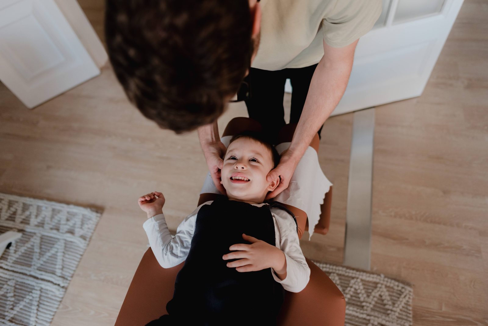 Niño recibiendo un ajuste